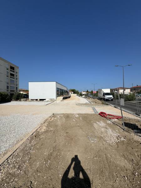 Terrassement et remblais compactés avec évacuation réglementée pour construction de plateforme résidentielle à Marignane près de Vitrolles