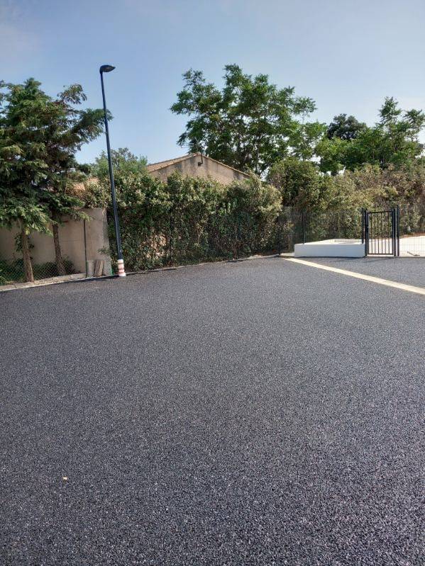 Voirie en enrobé drainant avec trottoirs et bordures T2 pour lotissement résidentiel à Fos-sur-Mer près d’Istres dans les Bouches-du-Rhône